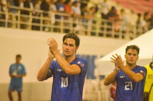 Phil Younghusband and the rest of the Philippine Football Team, giving thanks to the fans.